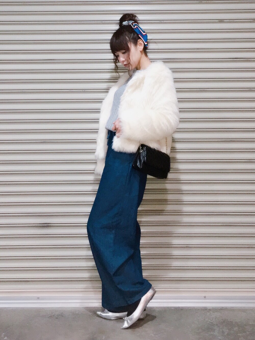 「ファージャケット、アベイル、しまむら、ワイドパンツ、ウエストマーク、ハイウエスト、デニム、denim、スカーフ、白」｜「Availのアイテム（ファッション雑貨、ブルー系）」を使った、あむさん（レディース・166cm）の冬コーディネートの1枚目の写真