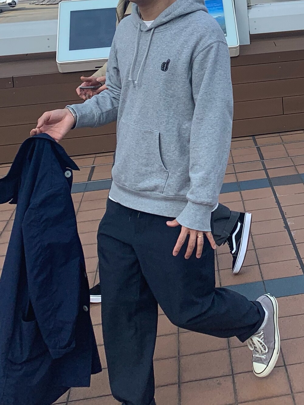 「UNIQLOのアイテム（パーカー、グレー系）」を使った、Takaさん（メンズ・173cm）の春コーディネートの1枚目の写真