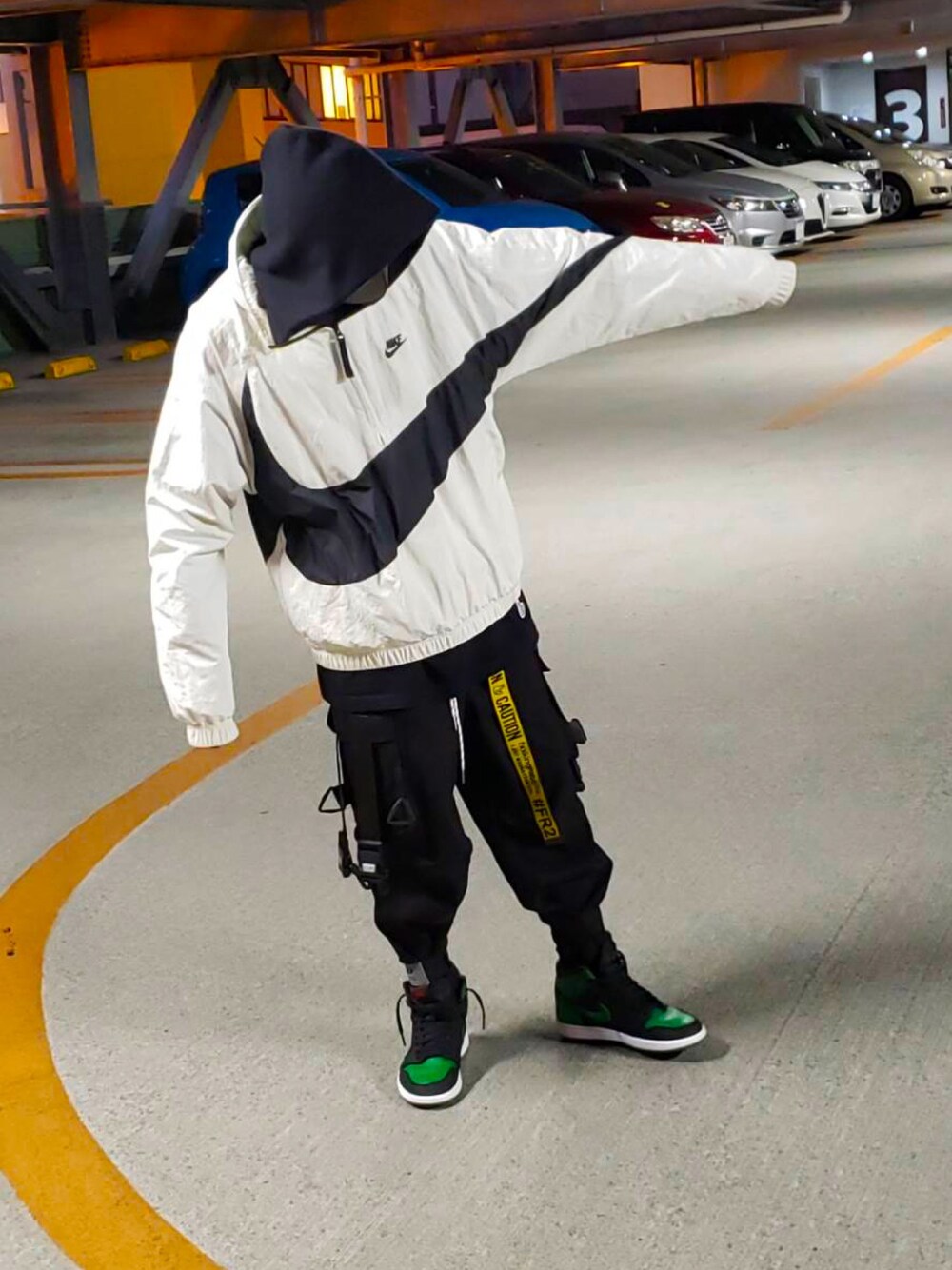「BLACKTAILOR、FR2、NIKE、ESSENTIALS、jordan1、street、カーゴパンツ、ストリート」｜「NIKEのNIKE AS M NSW JKT HD ANRK QS 【SP】（ナイロンジャケット、ホワイト系）」を使った、t.hさん（メンズ・165cm）の冬コーディネートの1枚目の写真
