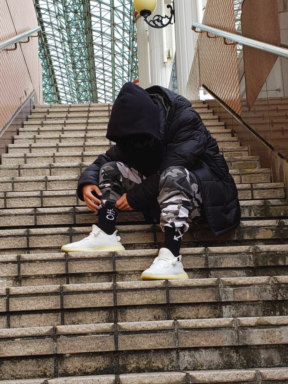 「yeezyboost350V2、ロスコ カーゴパンツ、ROTHCO、OFF-WHITE、オフホワイト、ストリート、TOMMY HILFIGER、ダウンジャケット、ESSENTIALS、パーカー」｜「FOG ESSENTIALSのFOG ESSENTIALS エフオージーエッセンシャルズ Fear of God フィアオブゴッド / Pullover Hoodie バックロゴプリントプルオーバーパーカー（パーカー、ブラック系）」を使った、t.hさん（メンズ・165cm）の冬コーディネートの1枚目の写真