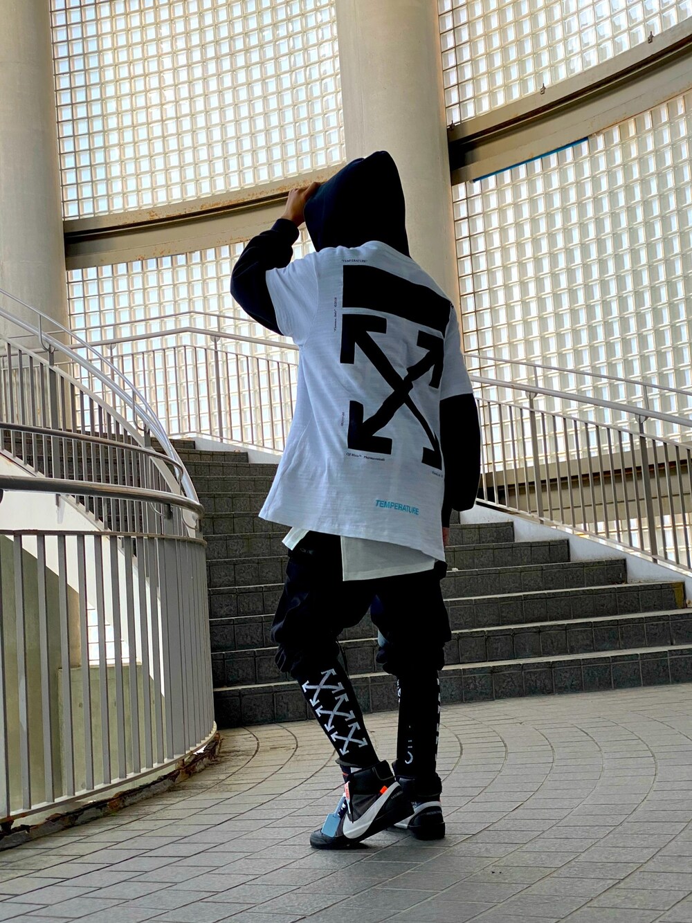 「OFF-WHITE、off white、ESSENTIALS、fear of god、off-white×NIKE、THE TEN、NIKE、blazer、BLACKTAILOR、street」｜「off whiteのアイテム（Tシャツ/カットソー、ホワイト系）」を使った、t.hさん（メンズ・162cm）の春コーディネートの1枚目の写真