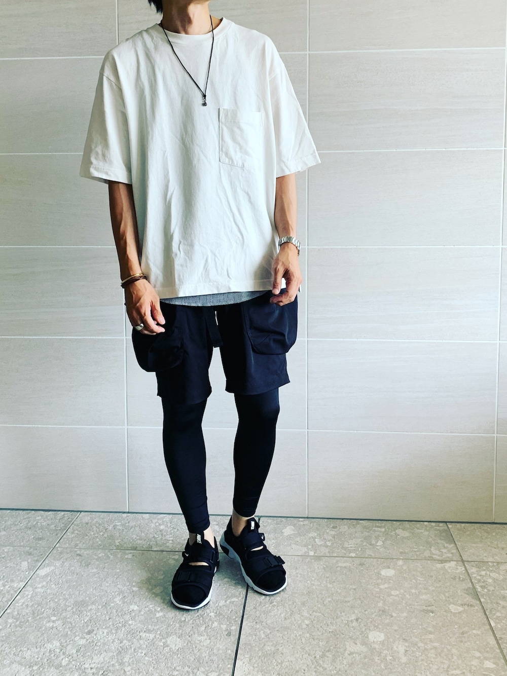 「ショートパンツ、タイツ、スポーツサンダル、オーバーサイズ、モノトーン、UNIQLO U、サンダルに靴下、アウトドアスタイル、Chrome Hearts」｜「UNIQLOのミラノリブクルーネックセーター（半袖）（ニット/セーター、ホワイト系）」を使った、hirotakaさん（メンズ・173cm）の秋コーディネートの1枚目の写真