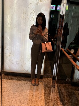 「CLUB MONACO（クラブモナコ）のアイテム（パンツ、グレー系）」を使った、Sharon Zhangさん（レディース）の春コーディネート