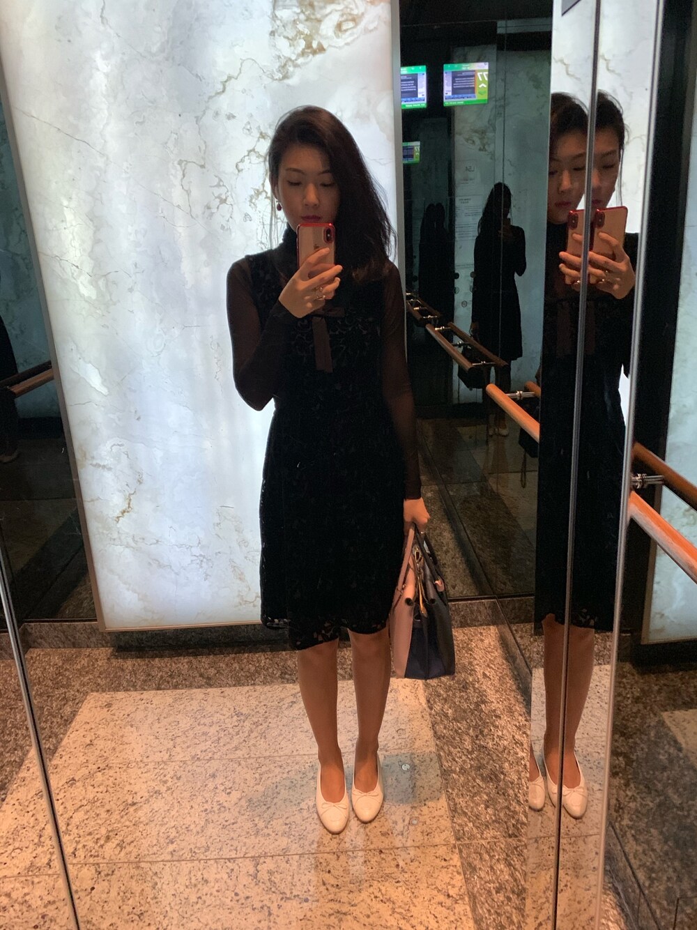 ホワイト系のその他シューズを着用したレディースの春コーディネートの1枚目の写真