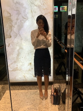 「TORY BURCH（トリーバーチ）のアイテム（シューズ、グレー系）」を使った、Sharon Zhangさん（レディース）の春コーディネート