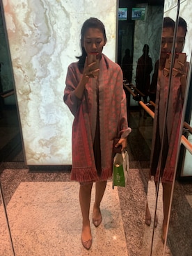 「Alexander McQueen（アレキサンダーマックイーン）のアイテム（マフラー、ピンク系）」を使った、Sharon Zhangさん（レディース）の夏コーディネート