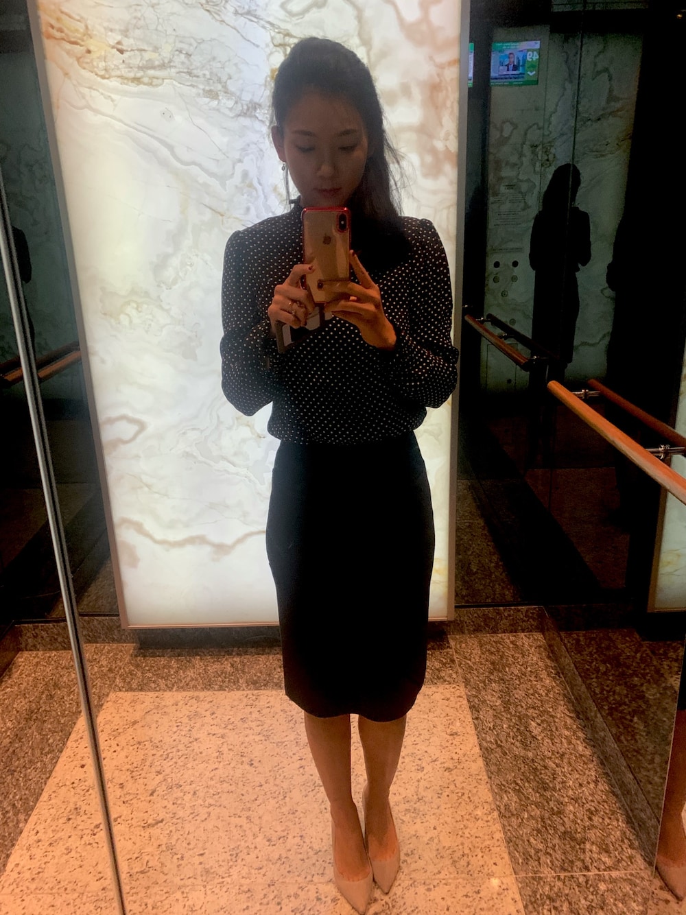 「office style、summer、black」｜「TORY BURCHのアイテム（シューズ、シルバー系）」を使った、Sharon Zhangさん（レディース・168cm）の秋コーディネートの1枚目の写真