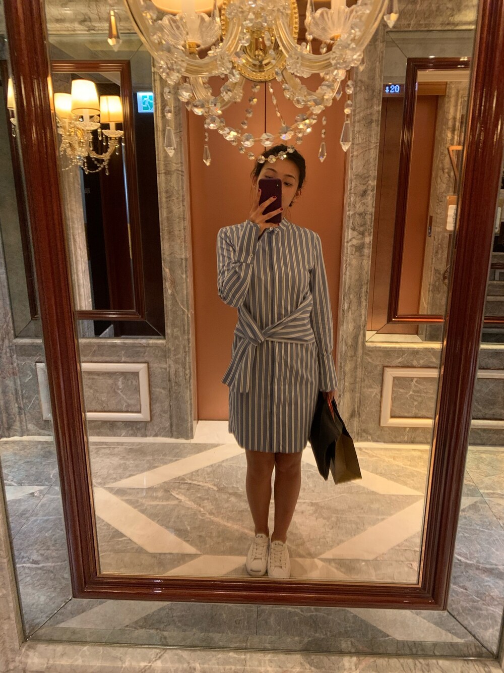 シルバー系のワンピースを着用したレディースの夏コーディネートの1枚目の写真