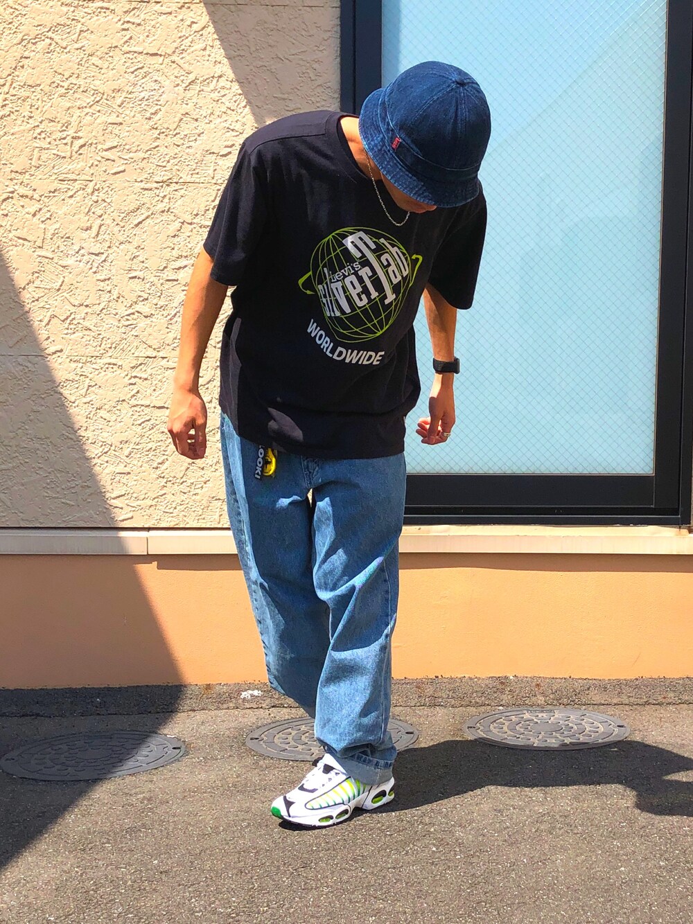 「オーバーサイズ、黒、ootd、夏、ストリート、スニーカー、streetstyle、Levis、シルバータブ」｜「Levi'sのアイテム（Tシャツ/カットソー、ブラック系）」を使った、Yorkieさん（メンズ・170cm）の春コーディネートの1枚目の写真