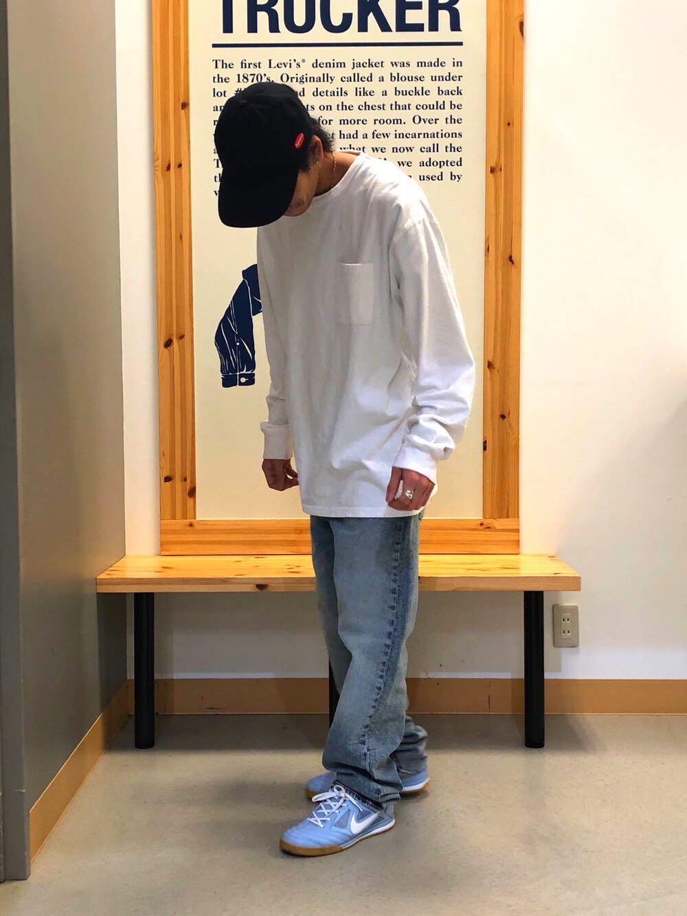 「オーバーサイズ、春夏コーデ、streetstyle、シンプル、スケータースタイル、ラフ、supreme、NIKE、NikeSB、Levi's」｜「BEAMSのANTIHERO / DROP HERO ロングスリーブ ポケットTシャツ（Tシャツ/カットソー、ホワイト系）」を使った、Yorkieさん（メンズ・170cm）の春コーディネートの1枚目の写真