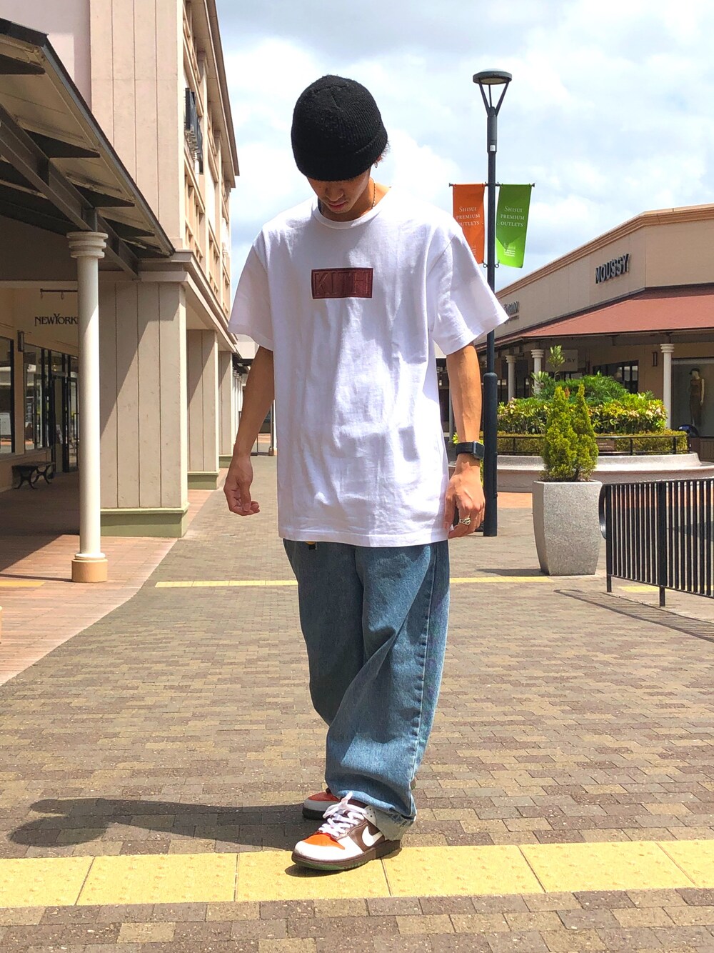 「シンプルコーデ、夏コーデ、ビッグシルエット、オーバーサイズ、スニーカー、NIKE、kithnyc、スケータースタイル、ストリート、いいね、save、フォローお願いします🤑」｜「KITHのアイテム（Tシャツ/カットソー、ホワイト系）」を使った、Yorkieさん（メンズ・172cm）の春コーディネートの1枚目の写真