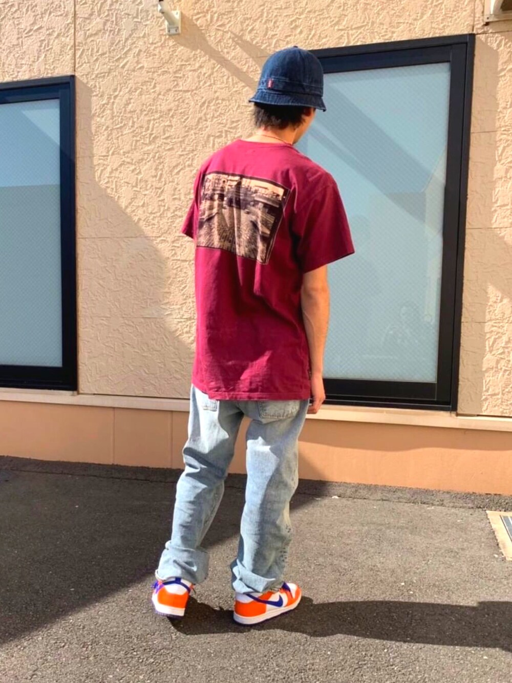 「カジュアル、夏コーデ、スニーカー、スケータースタイル、ビッグシルエット、ootd、Levis、THRASHER、デニム、バケットハット」｜「THRASHERのアイテム（Tシャツ/カットソー、レッド系）」を使った、Yorkieさん（メンズ・172cm）の春コーディネートの1枚目の写真