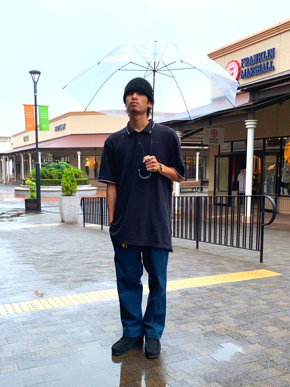 「シンプルコーデ、ビッグシルエット、大人コーデ、モノトーン、雨の日コーデ、supreme、スケータースタイル、ストリート、いいね、save、フォローお願いします🤑、ootd」｜「Levi'sのアイテム（ポロシャツ、ブラック系）」を使った、Yorkieさん（メンズ・173cm）の夏コーディネートの1枚目の写真