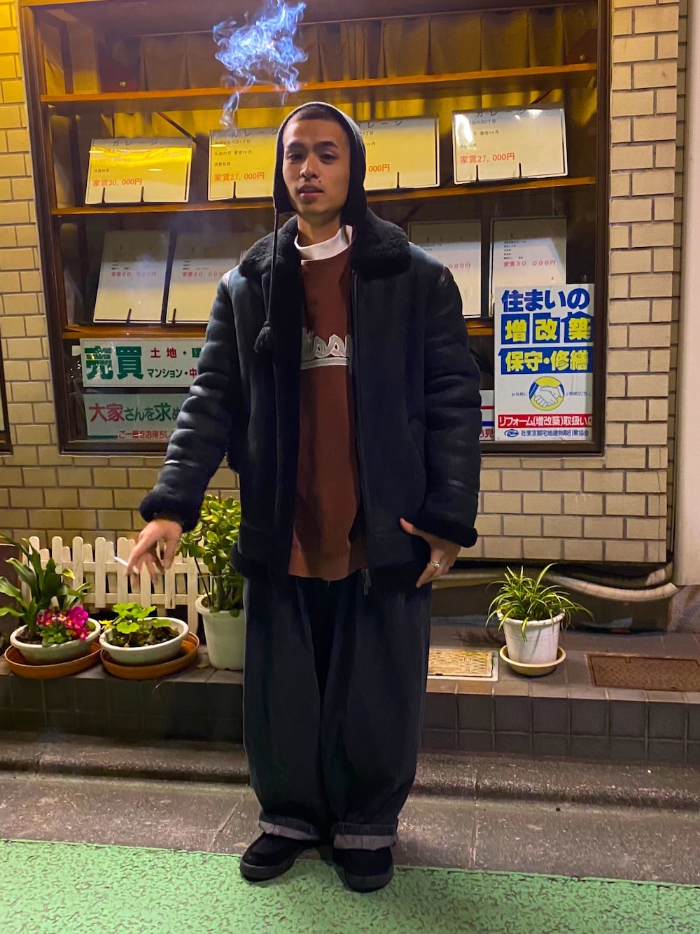 「シンプルコーデ、韓国ブランド、ローファー、B3、ムートンコート、stussy、タートルネック、ワイドパンツ、ブラウン、ブラック」｜「STUSSYのアイテム（スウェット、ブラウン系）」を使った、Yorkieさん（メンズ・173cm）の冬コーディネートの1枚目の写真