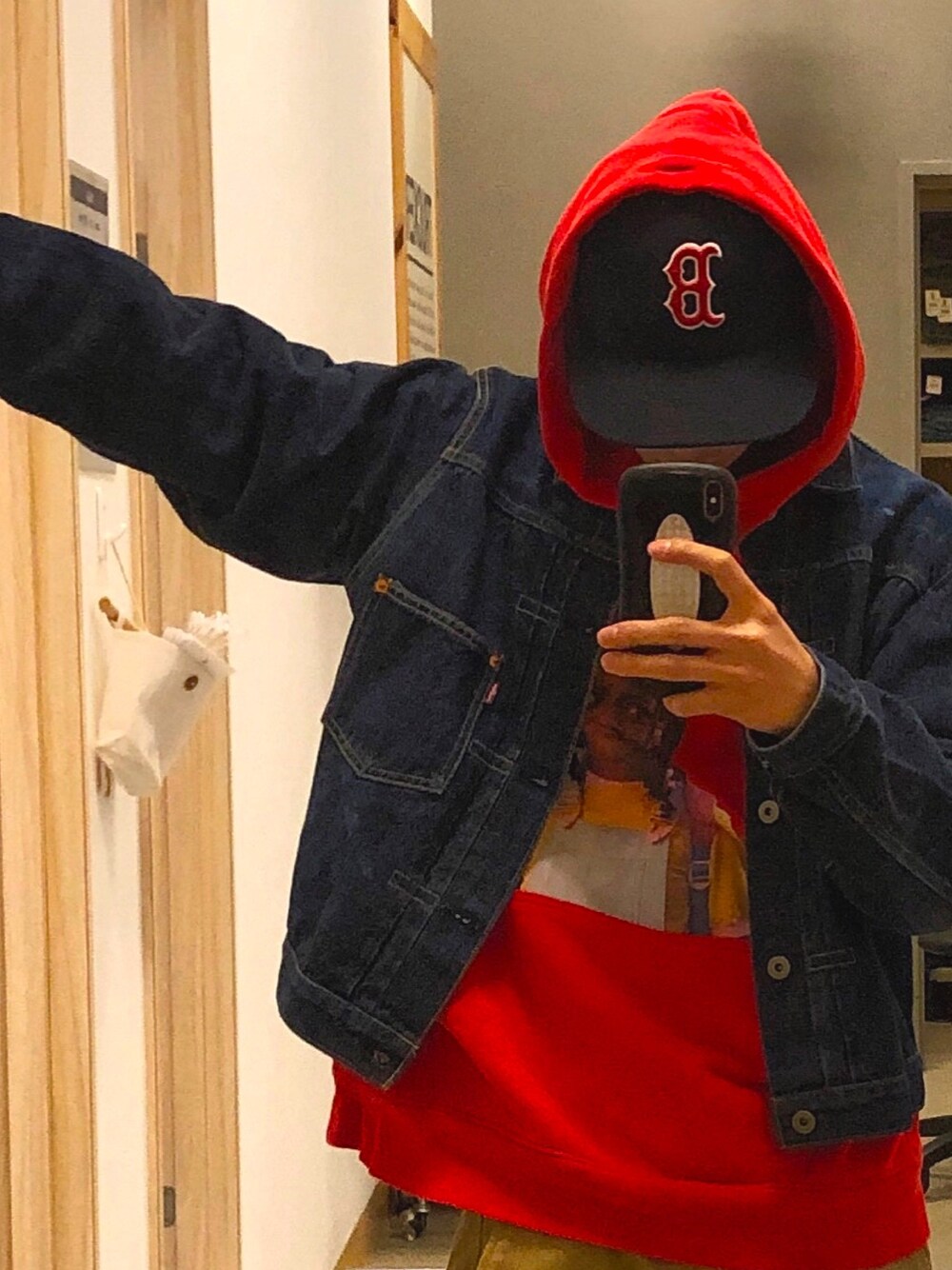 「春コーデ、シンプルコーデ、カジュアルコーデ、古着、デニムジャケット、パーカー、ニューエラ」｜「Levi'sのアイテム（デニムジャケット、ブルー系）」を使った、Yorkieさん（メンズ・173cm）の春コーディネートの1枚目の写真