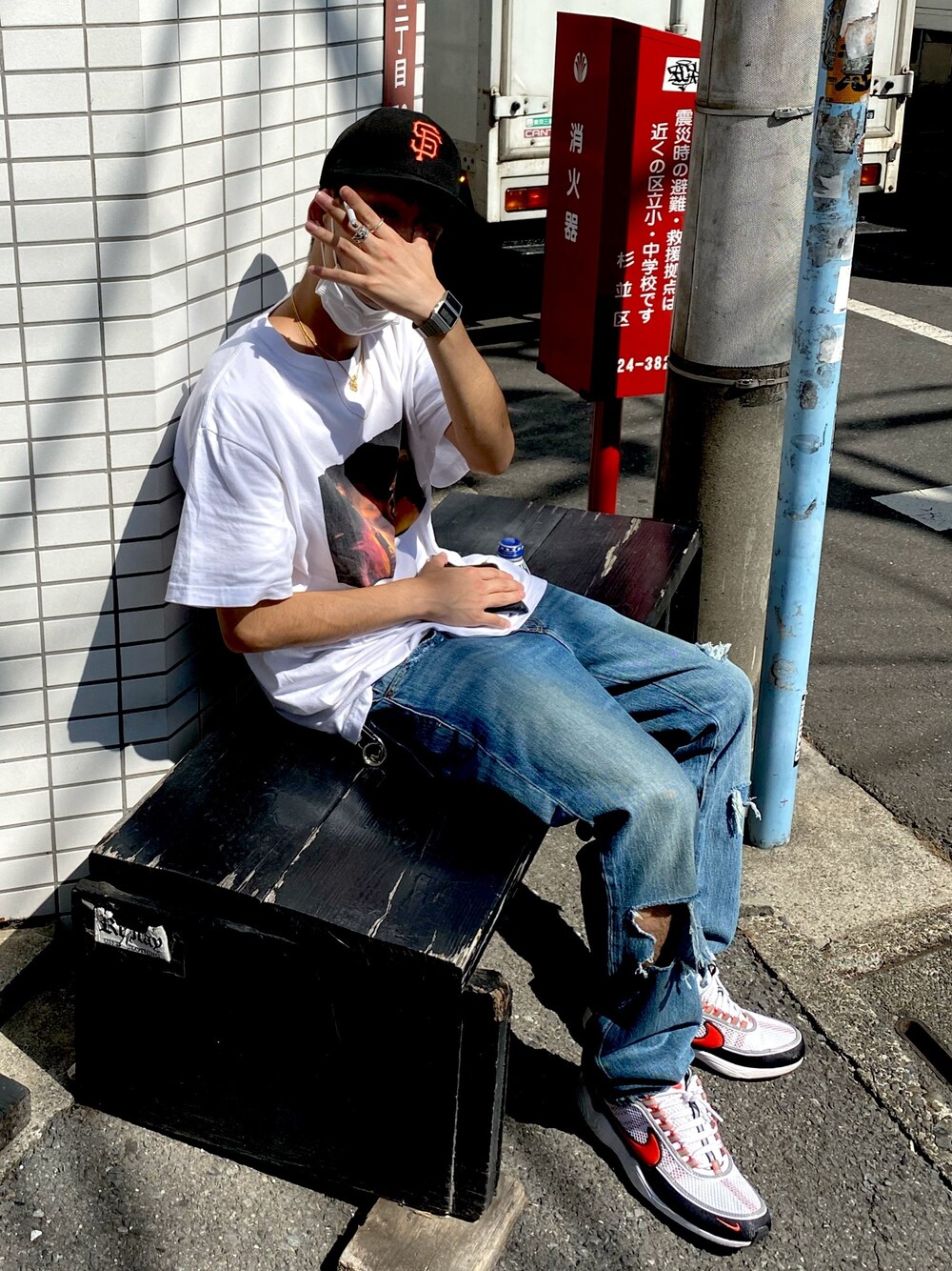 「シンプルコーデ、オーバーサイズ、白Tシャツ、スニーカーコーデ、キャップ、スニーカー、ダメージデニムパンツ、Levi's、NIKE、ootd」｜「Levi'sのアイテム（デニムパンツ、ブルー系）」を使った、Yorkieさん（メンズ・173cm）の春コーディネートの1枚目の写真