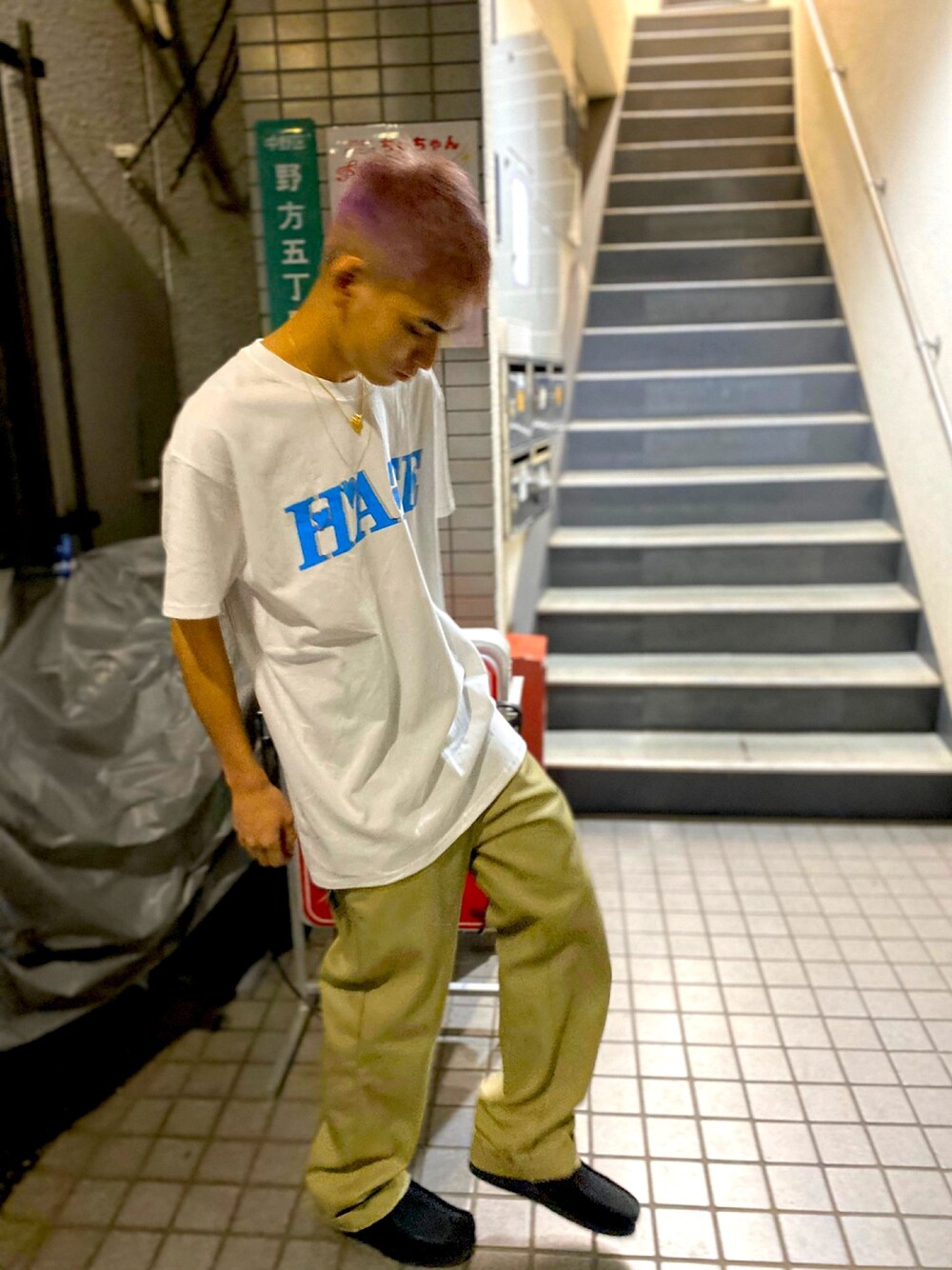 「ディッキーズ(Dickies)、チノパン、ワラビー、Tシャツ、パープル、ストリート、シンプル、西海岸、90'sスタイル、ootd」｜「Original.のアイテム（Tシャツ/カットソー、ホワイト系）」を使った、Yorkieさん（メンズ・173cm）の春コーディネートの1枚目の写真