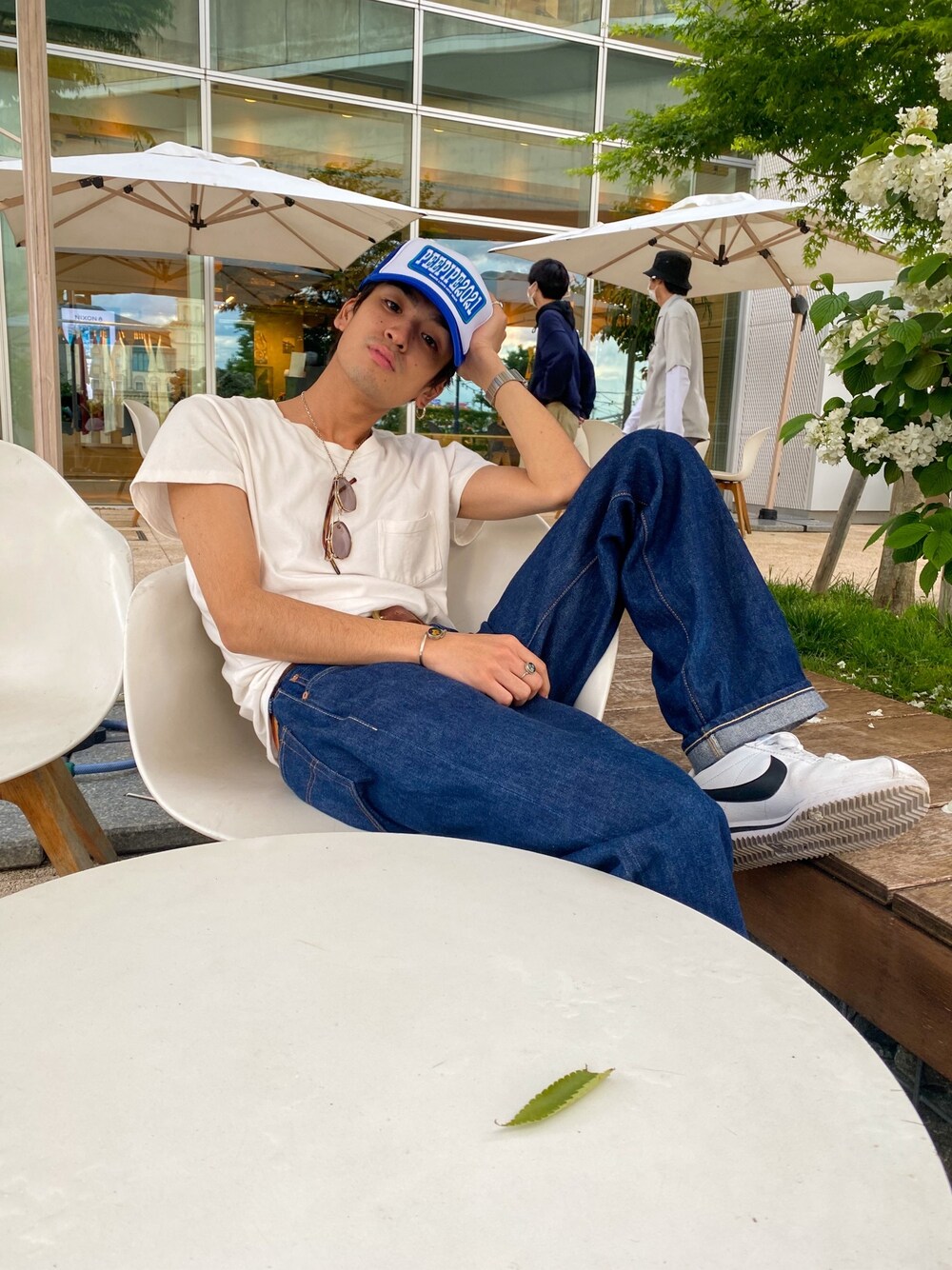 「シンプル、オトナカジュアル、スニーカー、キャップ、初夏コーデ、アメカジ、古着」｜「Levi'sのアイテム（Tシャツ/カットソー、ホワイト系）」を使った、Yorkieさん（メンズ・173cm）の春コーディネートの1枚目の写真