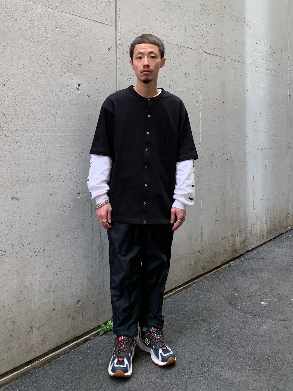 ブルー系のカーディガン/ボレロ、ブラック系のパンツ、ブラック系のスニーカーを着用したメンズの春コーディネートの1枚目の写真