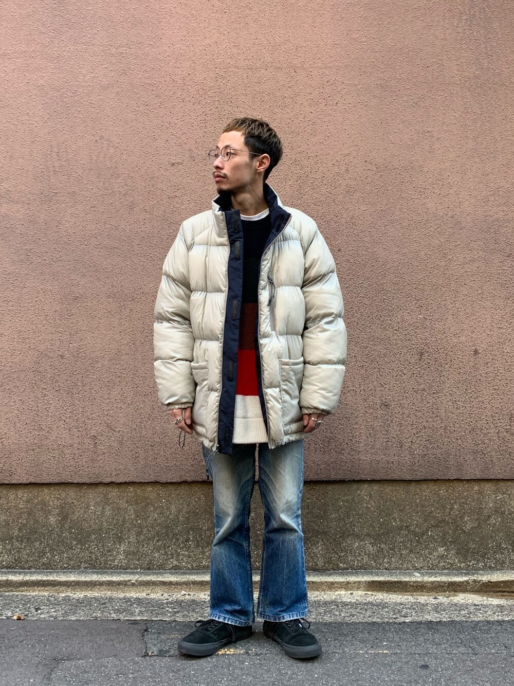 ブルー系のダウンジャケット/コート、ブラウン系のニット/セーターを着用したメンズの冬コーディネートの1枚目の写真