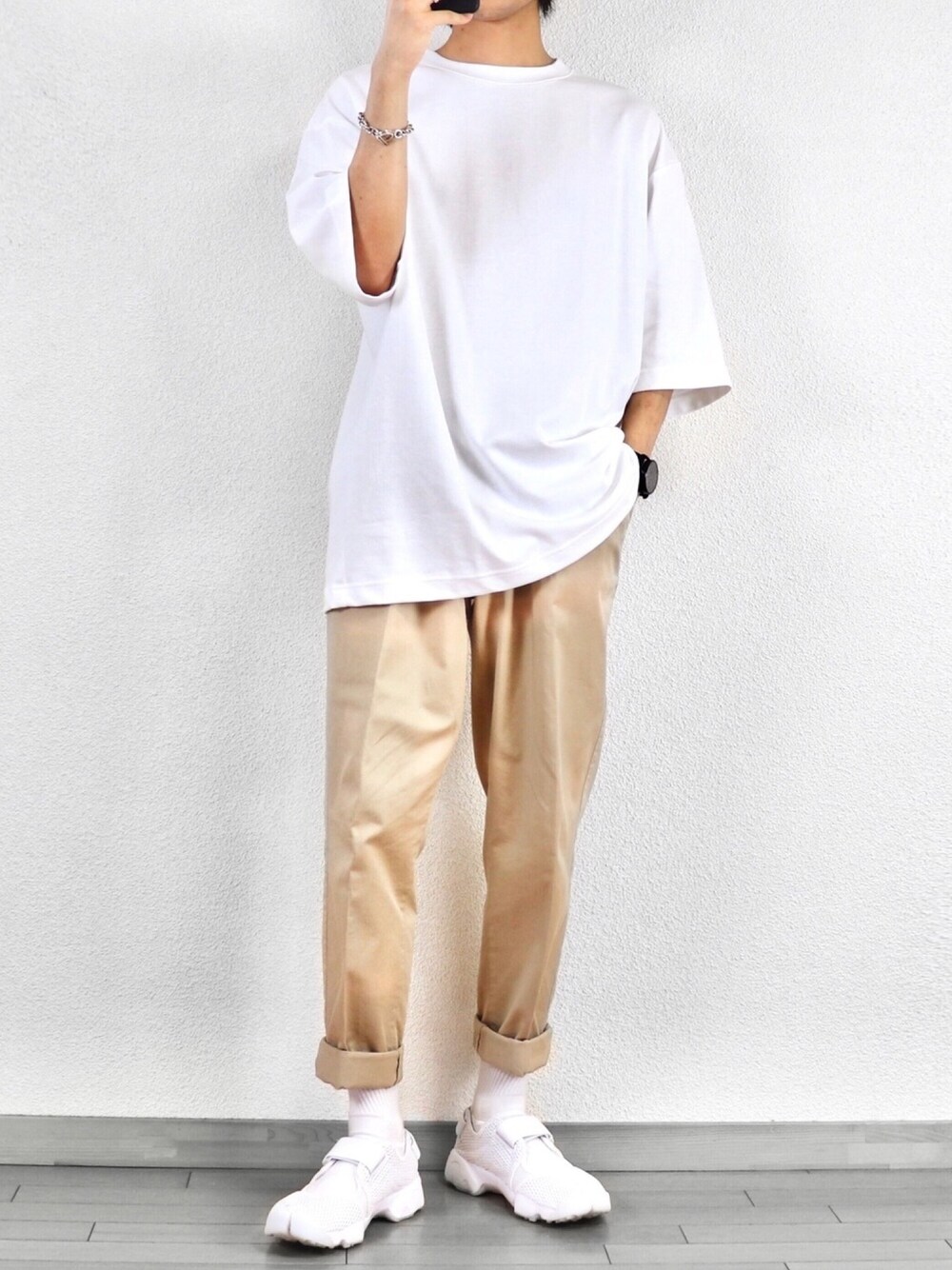 ホワイト系のTシャツ/カットソー、ベージュ系のチノパンツ、ホワイト系のサンダルを着用したメンズの夏コーディネートの1枚目の写真