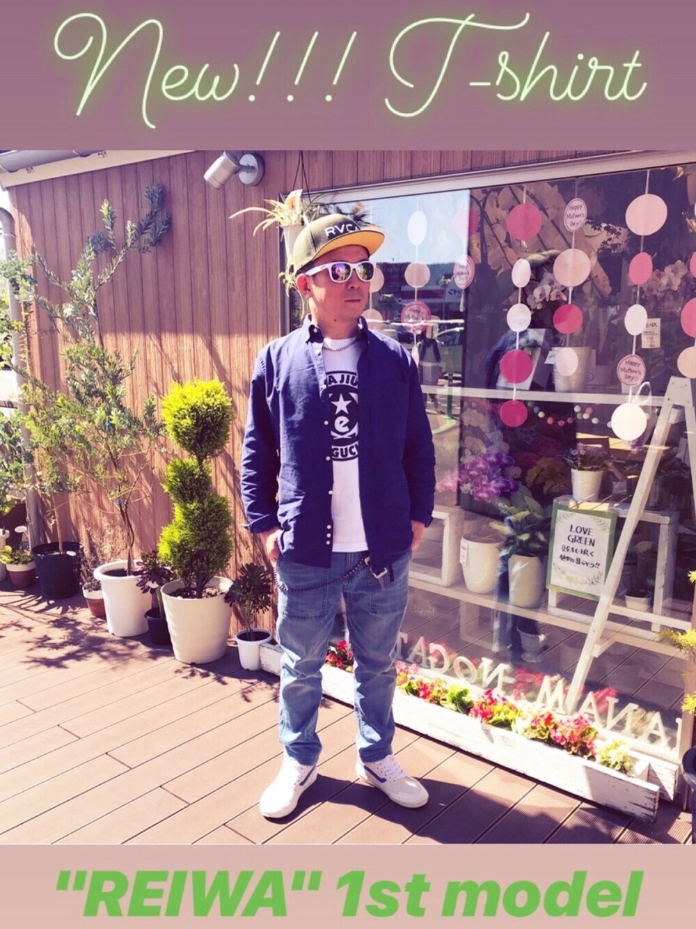 ホワイト系のスニーカー、ブルー系のデニムパンツ、ブルー系のシャツ/ブラウスを着用したメンズの春コーディネートの1枚目の写真