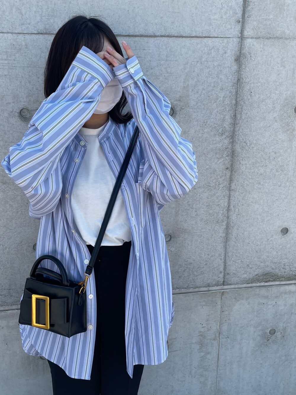「モノトーン、モノトーンコーデ、シンプル、シンプルコーデ、韓国風コーデ、GU、ハニーズ、shoplist、シャツスタイル」｜「GUのアイテム（シャツ/ブラウス、ブルー系）」を使った、N.さん（レディース・155cm）の春コーディネートの1枚目の写真