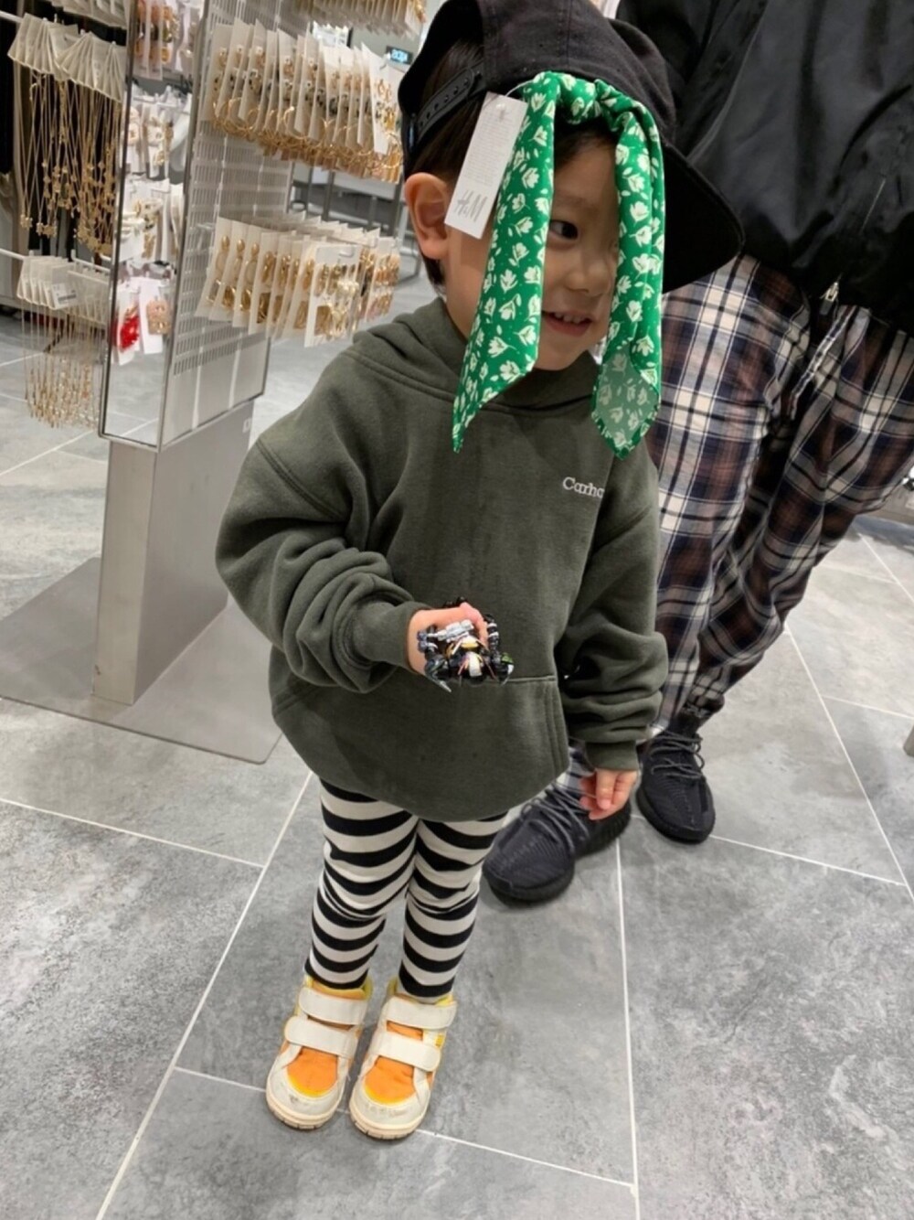 「carhartt、stussy、カジュアル、シンプルコーデ、kids、asics、3歳、ストリート、HIPHOP、スヌープドッグ」｜「Carharttのアイテム（パーカー、グリーン系）」を使った、音葉OTOHAさん（キッズ・100cm）の春コーディネートの1枚目の写真