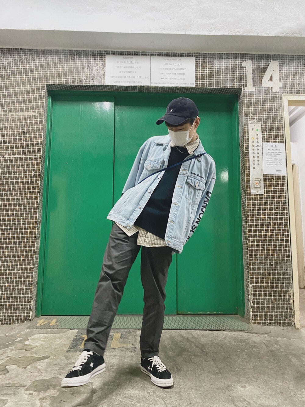 「ootd、街頭穿搭、復古、converse」｜「UNIQLOのアイテム（その他アウター、ブラック系）」を使った、haybrianlai_さん（メンズ・165cm）の冬コーディネートの1枚目の写真