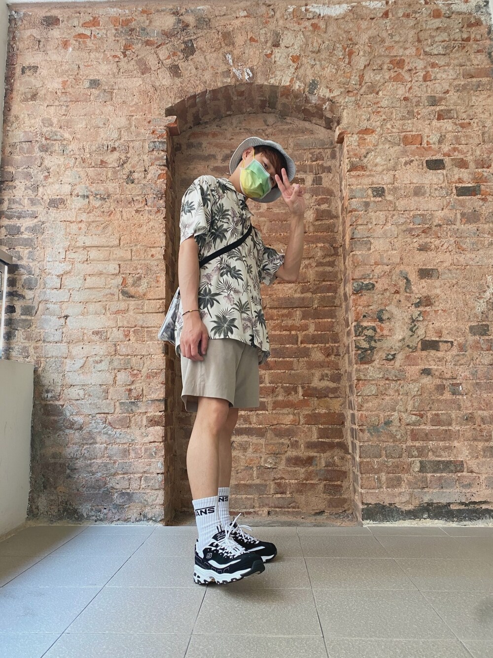 「SKECHERSのアイテム（スニーカー、ブラック系）」を使った、haybrianlai_さん（メンズ・165cm）の春コーディネートの1枚目の写真