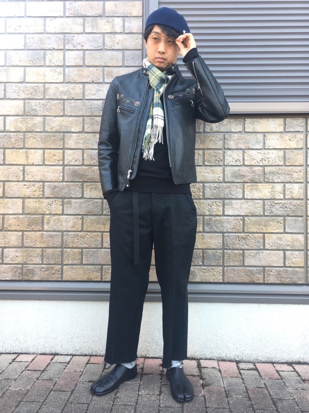 「シンプルコーデ、オールブラック、キレイめ、リーバイス、メゾンマルジェラ、Maison Martin Margiela、タビシューズ、SCHOTT、バブアー、barbour」｜「BEAMSのBEAMS / スターピン ベレー帽（ハンチング/ベレー帽、ブルー系）」を使った、jyunichiさん（メンズ・177cm）の春コーディネートの1枚目の写真