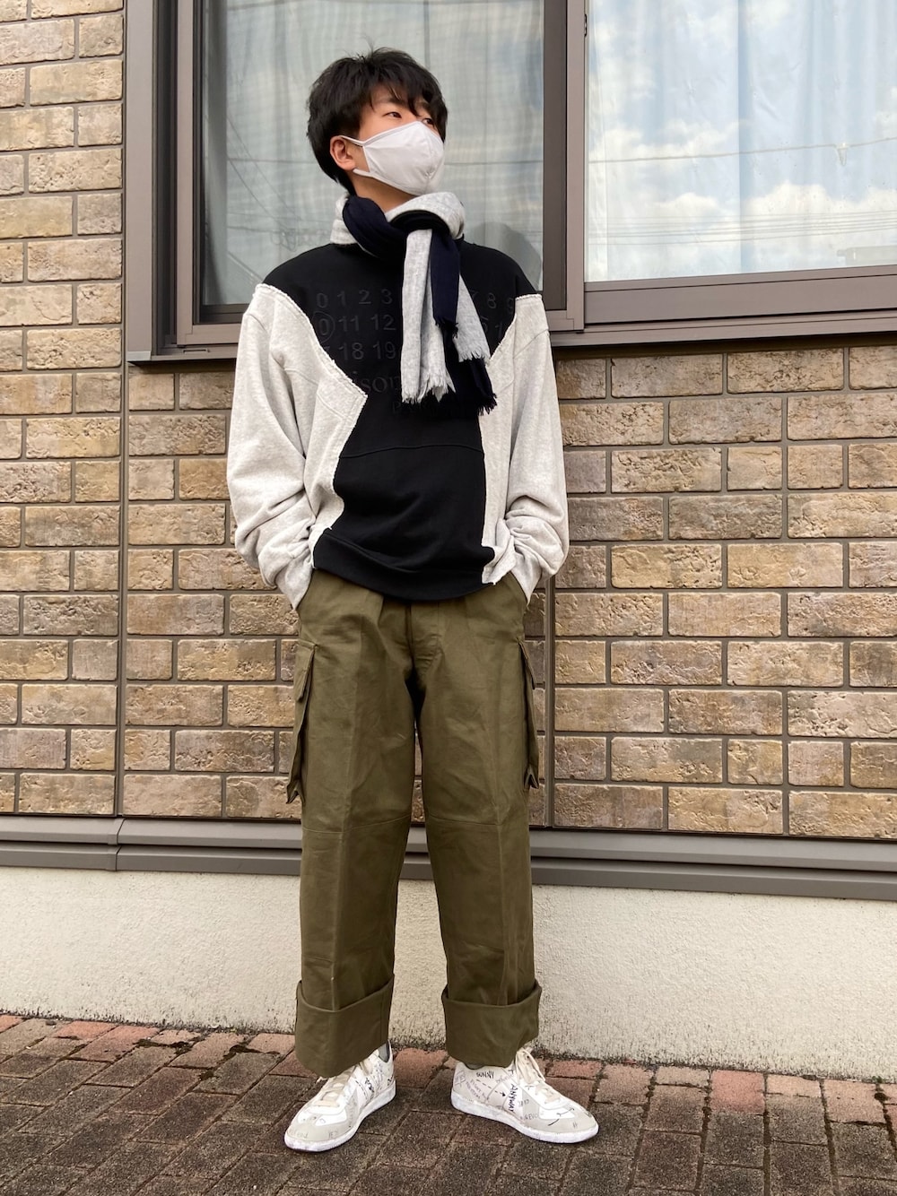 「お洒落さんとつながりたい、Maison Margiela、ジャーマントレーナー、スニーカー、オーバーサイズ、カジュアルコーデ、m47、スウェット、ビッグシルエット、カーゴパンツ」｜「Maison Margielaのアイテム（スウェット、ブラック系）」を使った、jyunichiさん（メンズ・177cm）の冬コーディネートの1枚目の写真