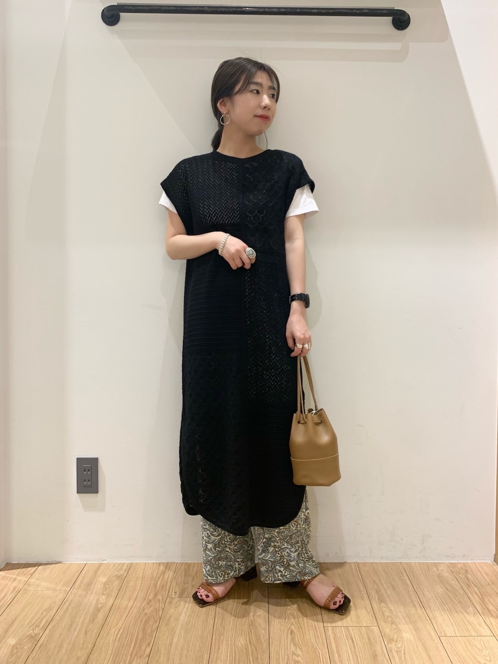 「大人カジュアル、パンツスタイル、夏コーデ、ペイズリー柄パンツ、メッシュワンピ、クリアサンダル、リラックススタイル、カジュアル」｜「LOWRYS FARMのスカシガラニットワンピＮＳ　941357（ワンピース、ブラック系）」を使った、ゆいさん（レディース・160cm）の春コーディネートの1枚目の写真