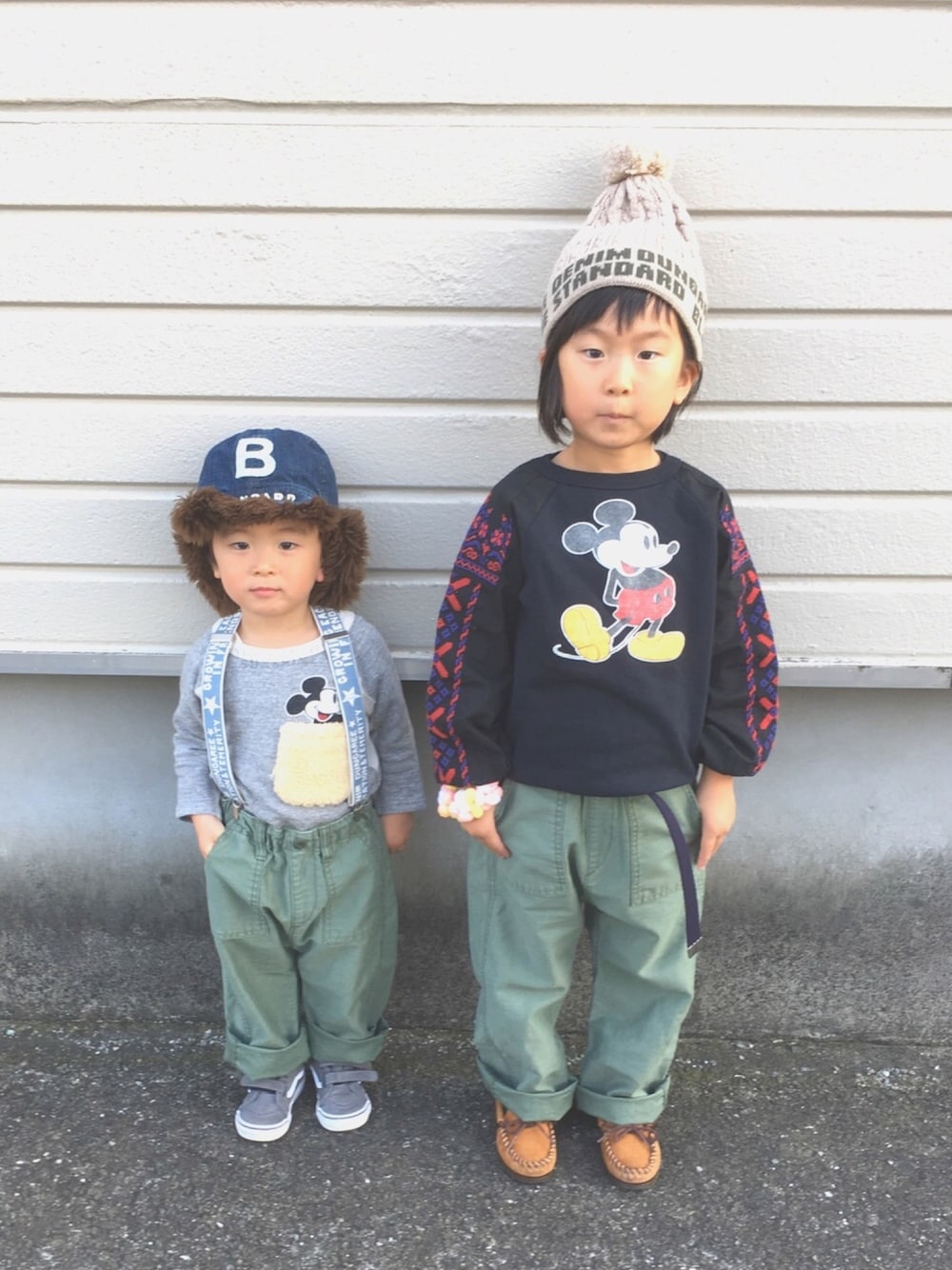 グリーン系のチノパンツ、ブルー系のベルトを着用したキッズの秋コーディネートの1枚目の写真