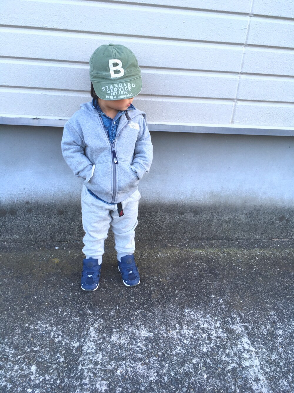 ブルー系のシャツ/ブラウス、グレー系のパーカー、グレー系のパンツを着用したキッズの秋コーディネートの1枚目の写真