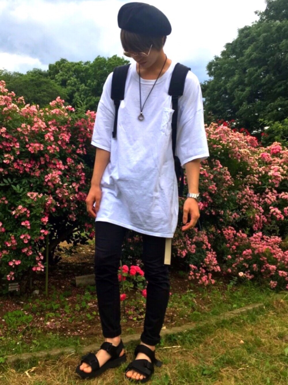 ホワイト系のTシャツ/カットソー、ブラック系のチノパンツ、ブラック系のサンダルを着用したメンズの夏コーディネートの1枚目の写真