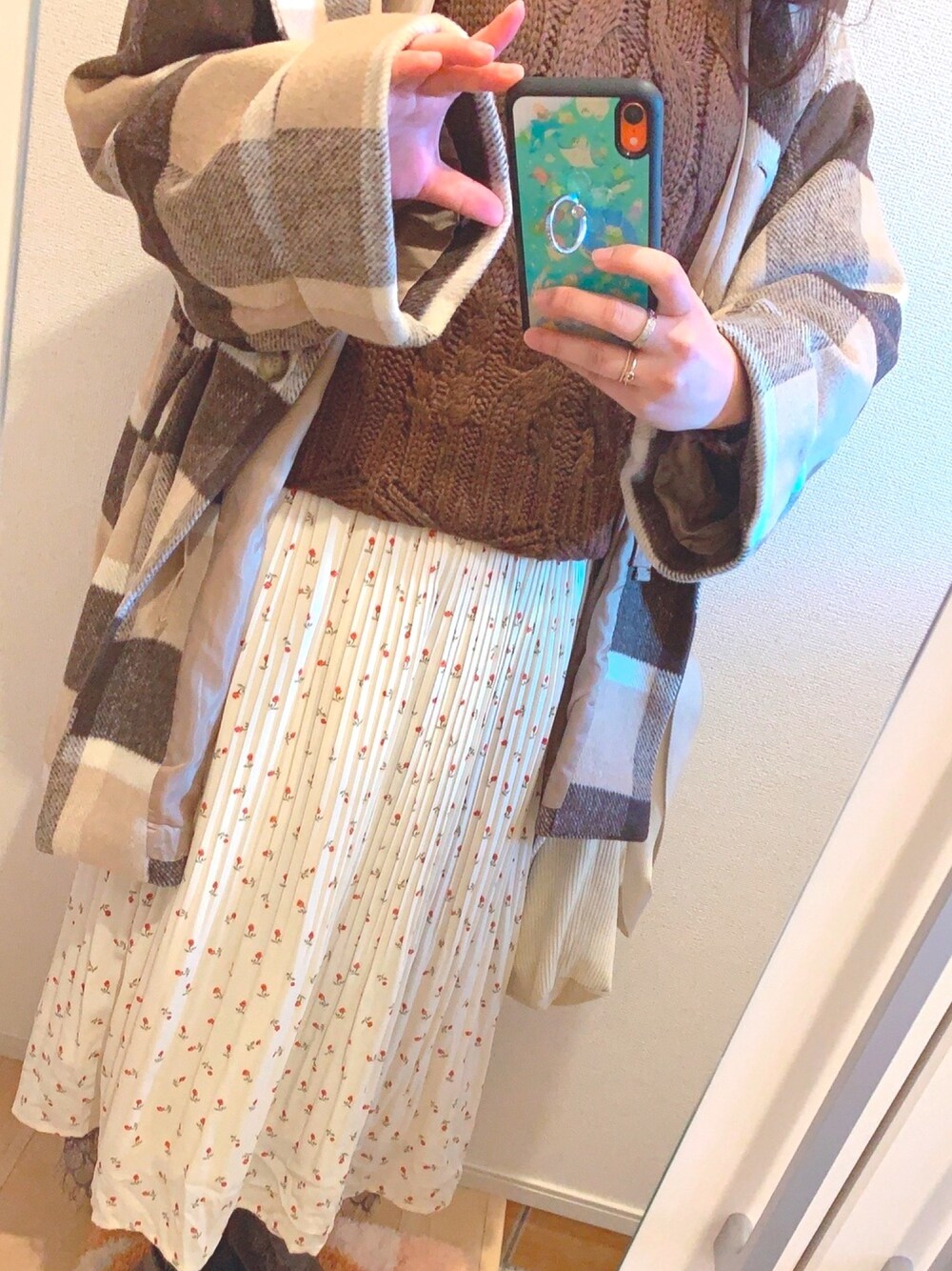 「冬コーデ、今日のコーデ、初心者コーデ」｜「INTER FACTORYのWEARISTA たかあしあかり × INTER FACTORY　お花のプリーツワンピース（ワンピース、ホワイト系）」を使った、もちこ❁¨̮さん（レディース・158cm）の冬コーディネートの1枚目の写真