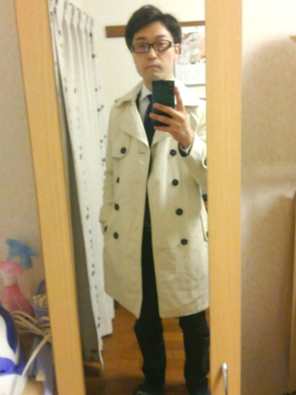 「フォーマル」｜「H&Mのアイテム（トレンチコート、ホワイト系）」を使った、カワサキシノブさん（メンズ・171cm）の春コーディネートの1枚目の写真