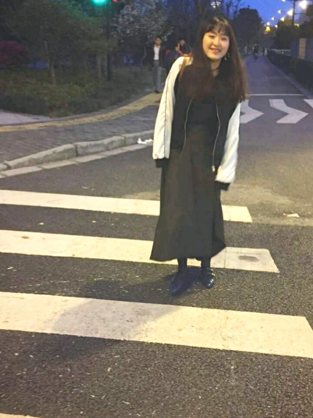 ブルー系のその他シューズ、ブラック系のスタジャン、ブラウン系のショルダーバッグを着用したレディースの冬コーディネートの1枚目の写真