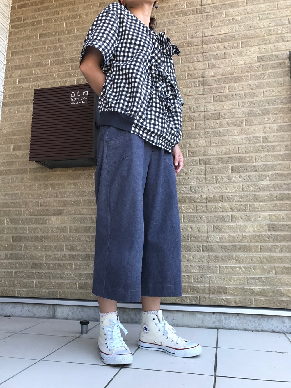 「休日スタイル、ラクチンコーデ、習い事送り迎え、からの公園、ママコーデ、ママファッション、デニムワイドパンツ、セリアの靴ひもに交換」｜「TSUMORI CHISATOのC/Wデニム（デニムパンツ、ブルー系）」を使った、hirockeyさん（レディース・165cm）の秋コーディネートの1枚目の写真