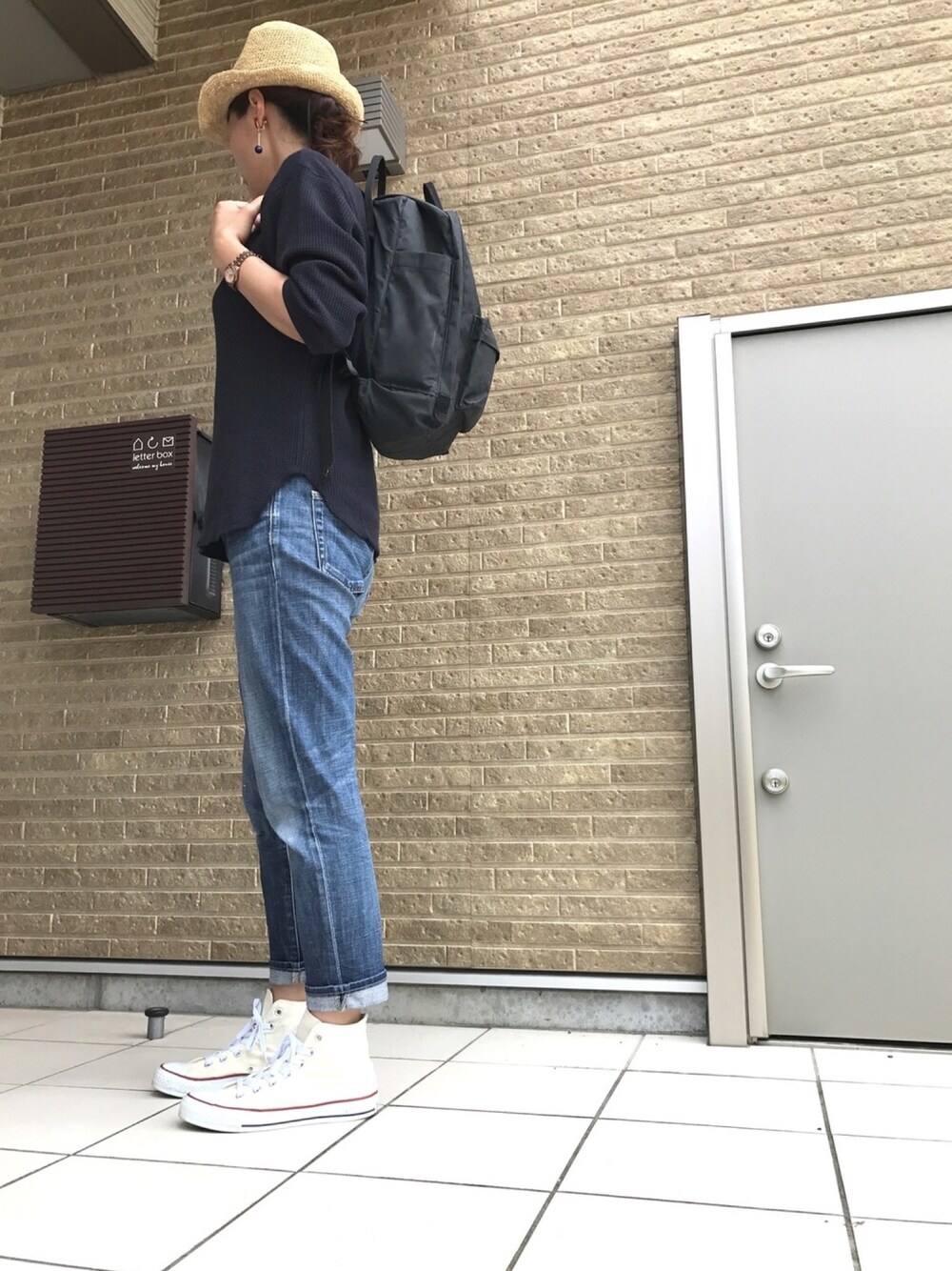 「休日スタイル、シンプル、オトナ女子、スニーカーコーデ、converse、ワッフル、BBQ、雨でもバッチリ」｜「UNIQLOのアイテム（Tシャツ/カットソー、ブルー系）」を使った、hirockeyさん（レディース・165cm）の秋コーディネートの1枚目の写真