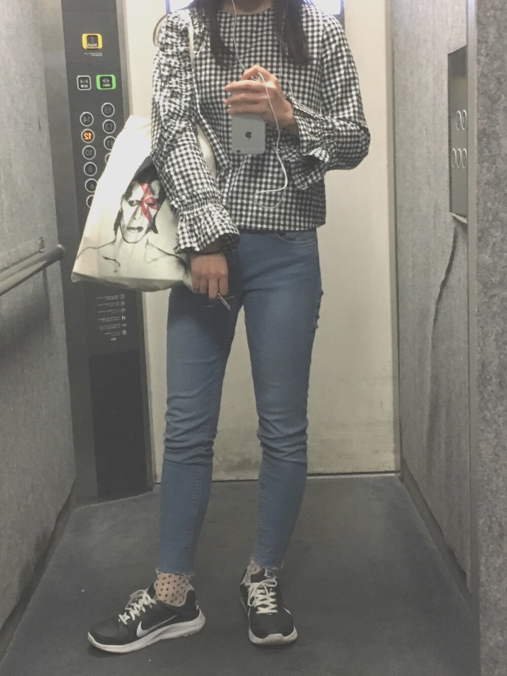 ホワイト系のTシャツ/カットソー、ブルー系のその他パンツ、ブラック系のスニーカーを着用したレディースの春コーディネートの1枚目の写真