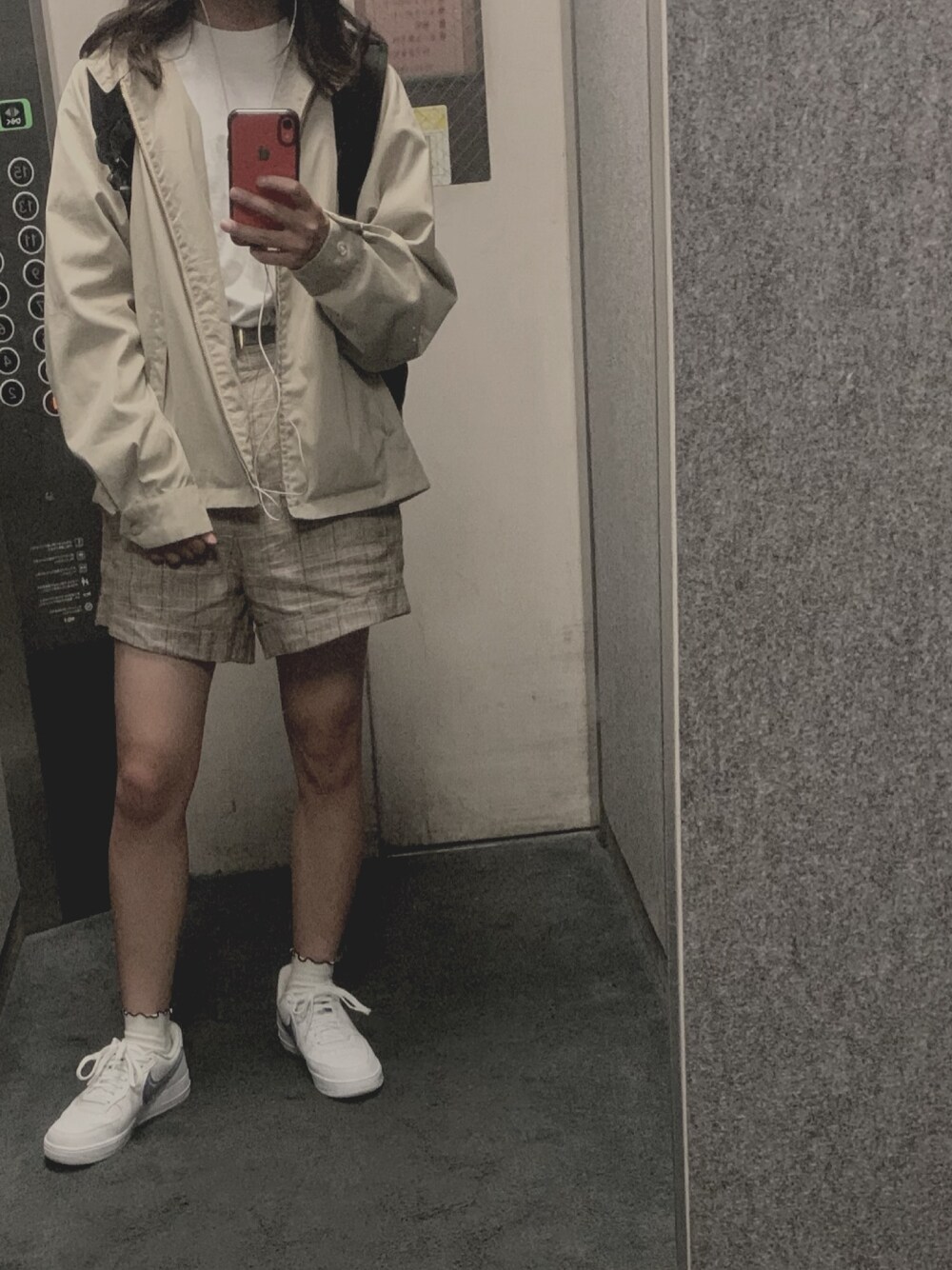 ベージュ系のジャケット/アウター、ホワイト系のスニーカー、その他のその他パンツを着用したレディースの春コーディネートの1枚目の写真