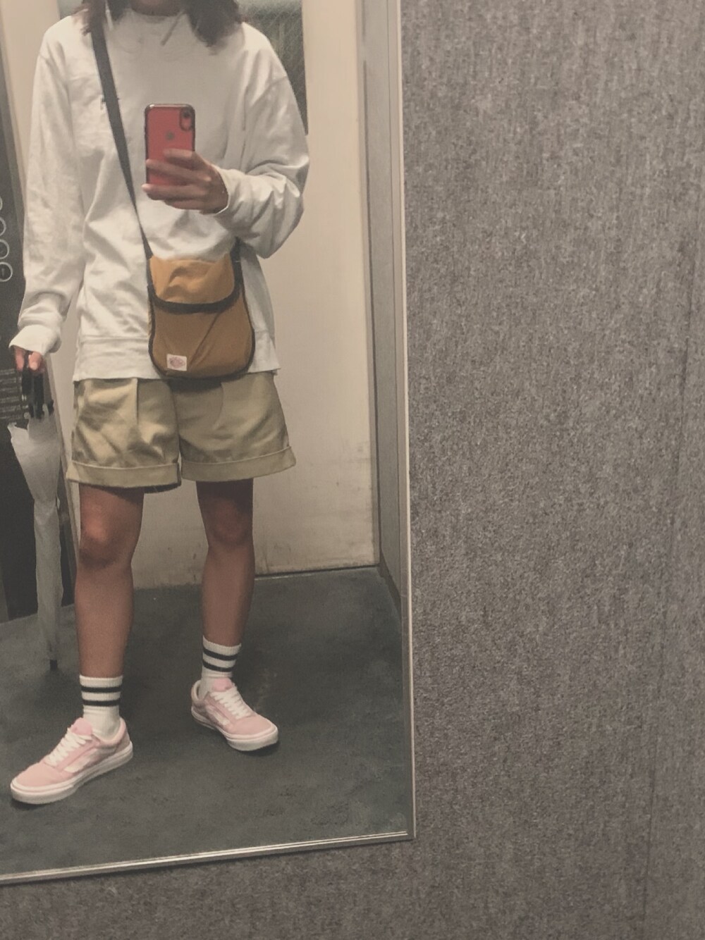 イエロー系のショルダーバッグ、ベージュ系のその他パンツ、グレー系のスウェットを着用したレディースの秋コーディネートの1枚目の写真