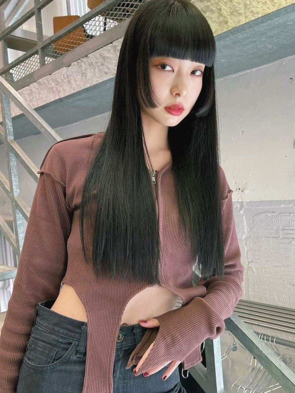 ブラック系のデニムパンツを着用したレディースの冬コーディネートの1枚目の写真