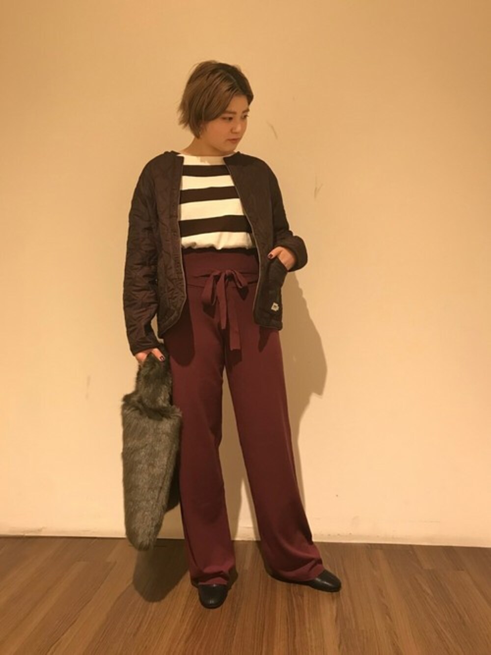 グレー系のトートバッグ、ブラウン系のTシャツ/カットソー、レッド系のその他パンツを着用したレディースの秋コーディネートの1枚目の写真