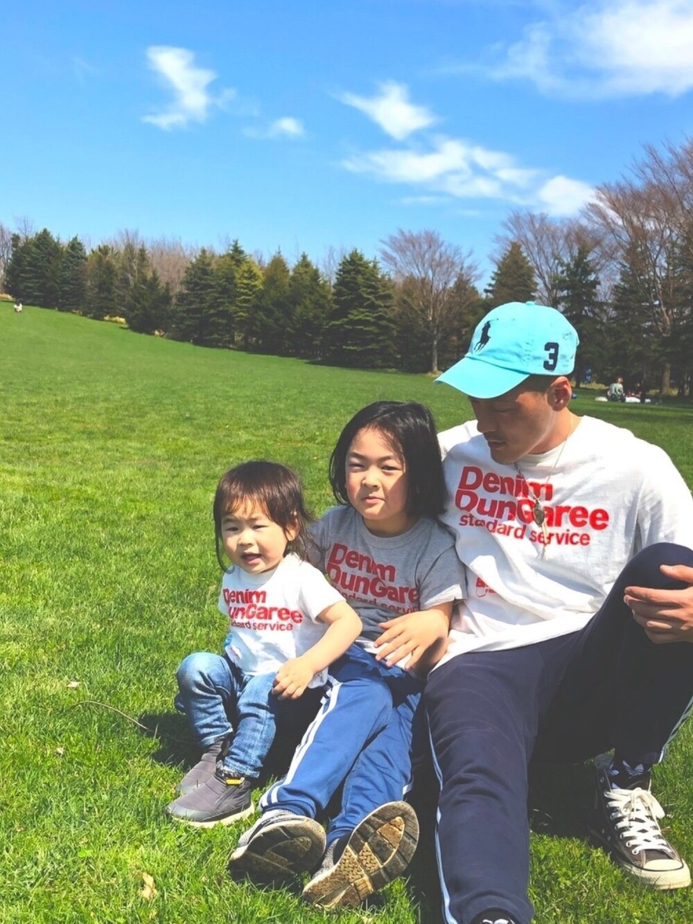 ホワイト系のTシャツ/カットソー、グレー系のTシャツ/カットソー、ホワイト系のTシャツ/カットソーを着用したキッズの春コーディネートの1枚目の写真