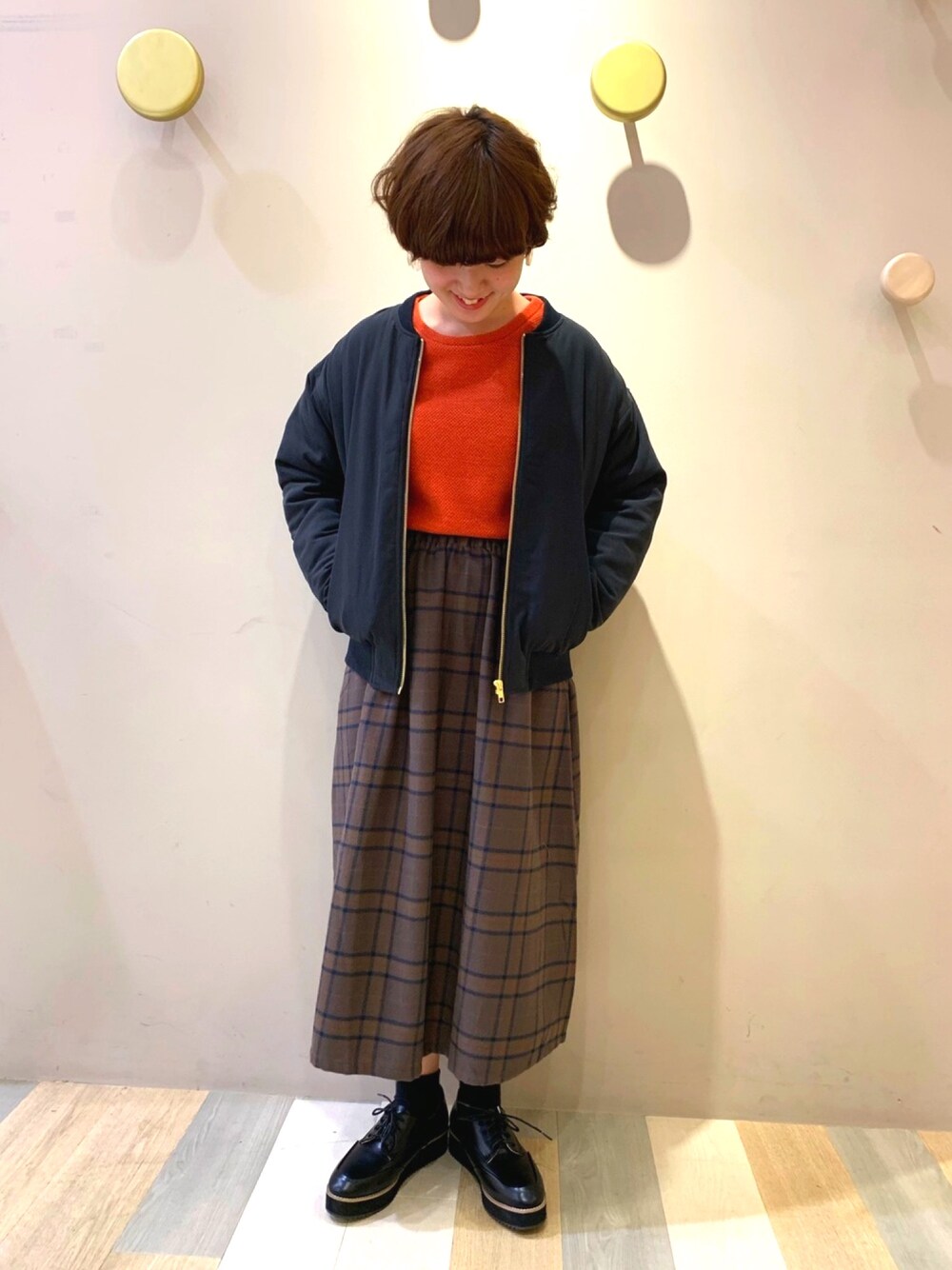 「greenparks、裏起毛、あったかコーデ、オレンジ、袖ボリューム、チェックスカート、ロングスカート」｜「Green　Parksの・K ボリュームスリーブプルオーバー（Tシャツ/カットソー、オレンジ系）」を使った、ぴよさん（レディース・155cm）の秋コーディネートの1枚目の写真