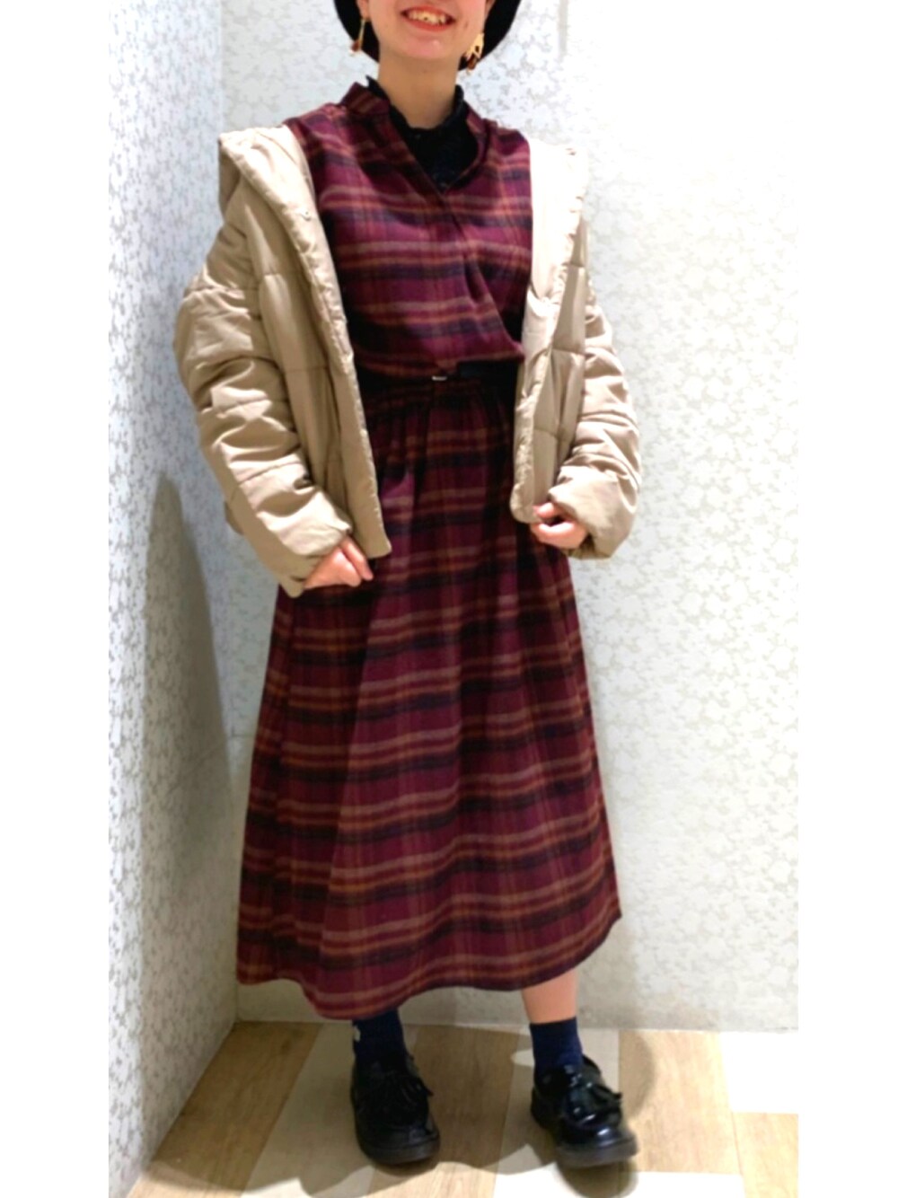 「greenparks、earth music&ecology、カジュアルガーリー、ワンピース、チェックワンピース、中綿ブルゾン、ローファー、プチプラコーデ」｜「Green　Parksの・バスクベレー（ハンチング/ベレー帽、ブラック系）」を使った、ぴよさん（レディース・155cm）の冬コーディネートの1枚目の写真