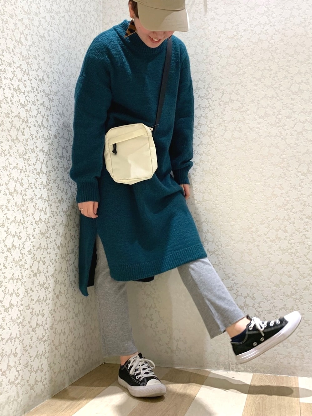 「ニットワンピース、レギンス、レイヤードスタイル、カジュアル、スニーカー、オールスター、キャップ」｜「earth music&ecologyの・スリットニットワンピース ●（ワンピース、ブルー系）」を使った、ぴよさん（レディース・155cm）の冬コーディネートの1枚目の写真